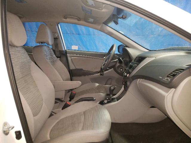 KMHCT5AE6HU338918 - 2017 HYUNDAI ACCENT SE WHITE photo 5