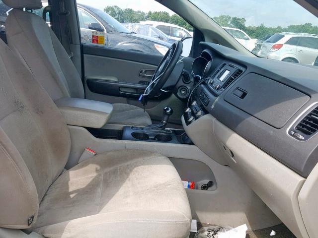 KNDMB5C13F6061555 - 2015 KIA SEDONA LX SILVER photo 5