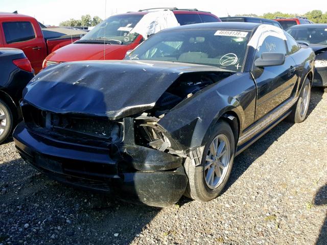 1ZVFT80N855173896 - 2005 FORD MUSTANG BLACK photo 2