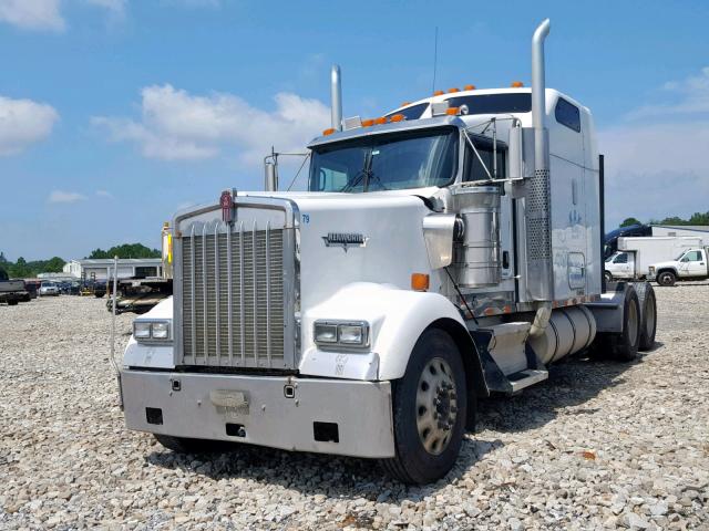 1XKWDB9X55R115579 - 2005 KENWORTH CONSTRUCTI WHITE photo 2