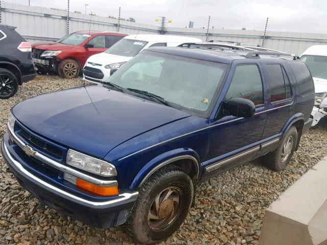 1GNDT13WXY2387842 - 2000 CHEVROLET BLAZER BLUE photo 2