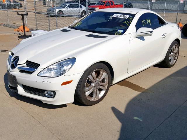 WDBWK5EA6AF227029 - 2010 MERCEDES-BENZ SLK 300 WHITE photo 2