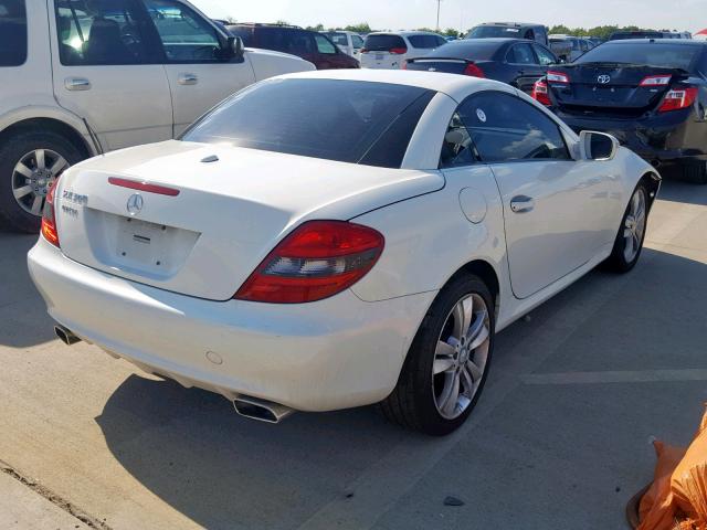 WDBWK5EA6AF227029 - 2010 MERCEDES-BENZ SLK 300 WHITE photo 4