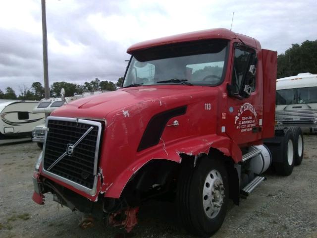 4V4NC9TH66N447032 - 2006 VOLVO VN VNL RED photo 2