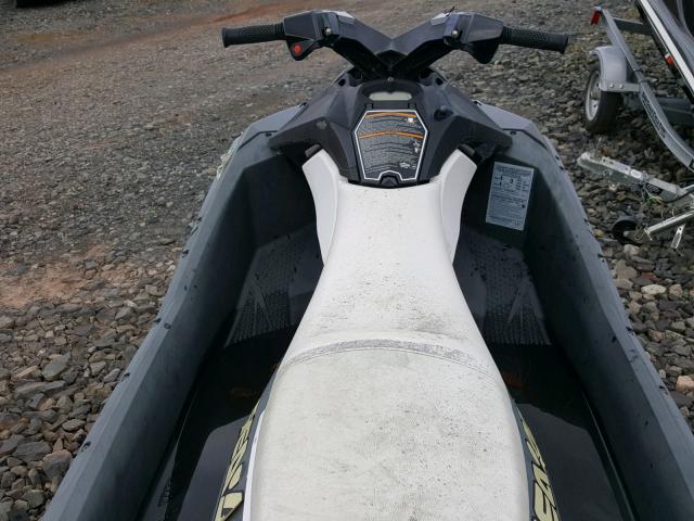 CAYDV05458J314 - 2014 BOMBARDIER SEADOO GRAY photo 5