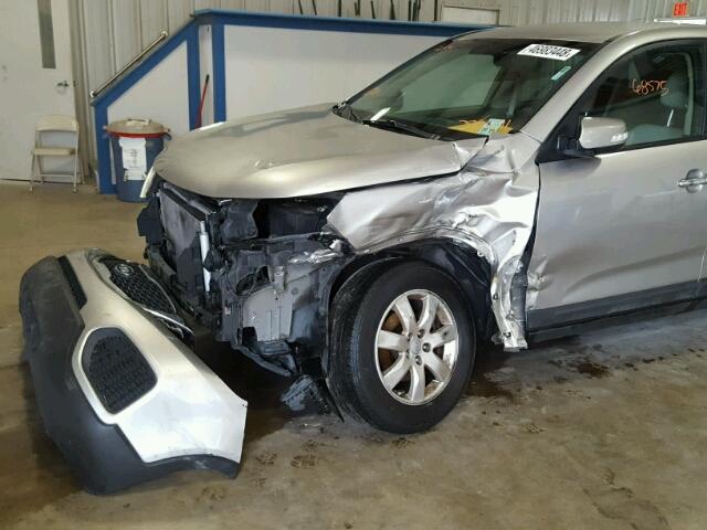 5XYKT3A10DG375671 - 2013 KIA SORENTO LX SILVER photo 9