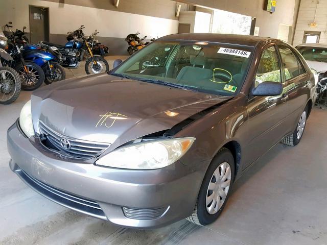 4T1BE32K55U596308 - 2005 TOYOTA CAMRY LE GRAY photo 2