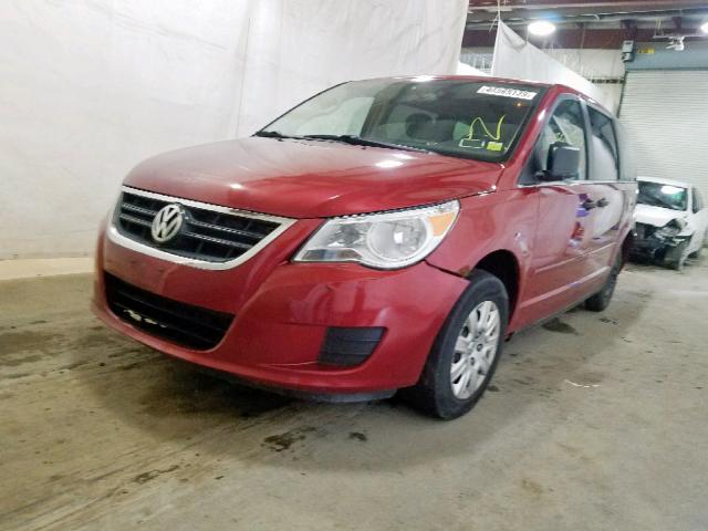 2V8HW44129R552957 - 2009 VOLKSWAGEN ROUTAN S RED photo 2