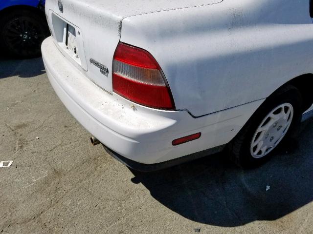 1HGCD5623RA135215 - 1994 HONDA ACCORD DX WHITE photo 9