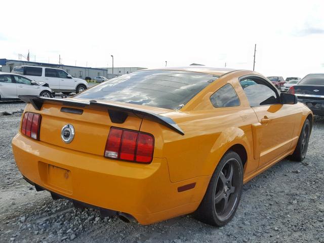 1ZVHT82H685191379 - 2008 FORD MUSTANG GT YELLOW photo 4