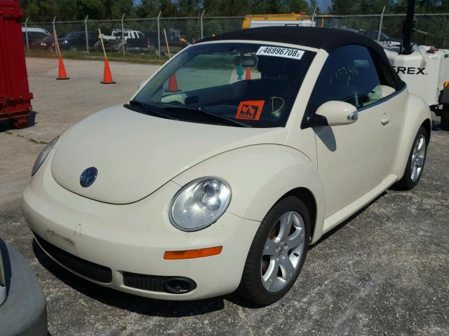 3VWSF31Y36M315388 - 2006 VOLKSWAGEN NEW BEETLE YELLOW photo 2