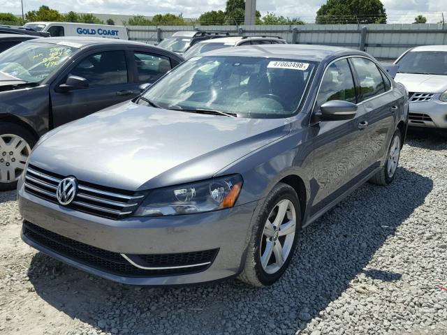 1VWBH7A35DC079802 - 2013 VOLKSWAGEN PASSAT SE GRAY photo 2