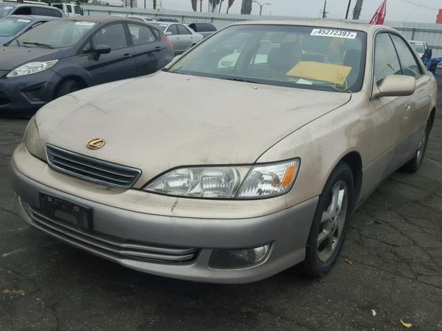 JT8BF28GX10315778 - 2001 LEXUS ES 300 GOLD photo 2