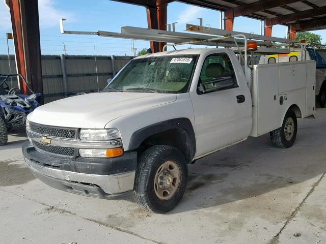 1GBHC24U41E212444 - 2001 CHEVROLET SILVERADO WHITE photo 2