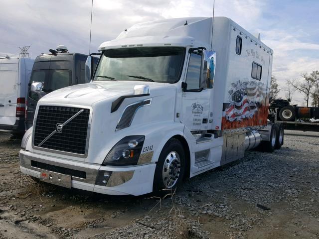 4V4NC9EJ1GN932678 - 2016 VOLVO VN VNL WHITE photo 2