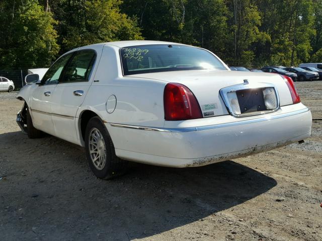 1LNFM82W3WY733129 - 1998 LINCOLN TOWN CAR S WHITE photo 3