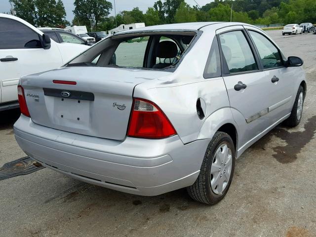 1FAFP34N17W103017 - 2007 FORD FOCUS ZX4 SILVER photo 4