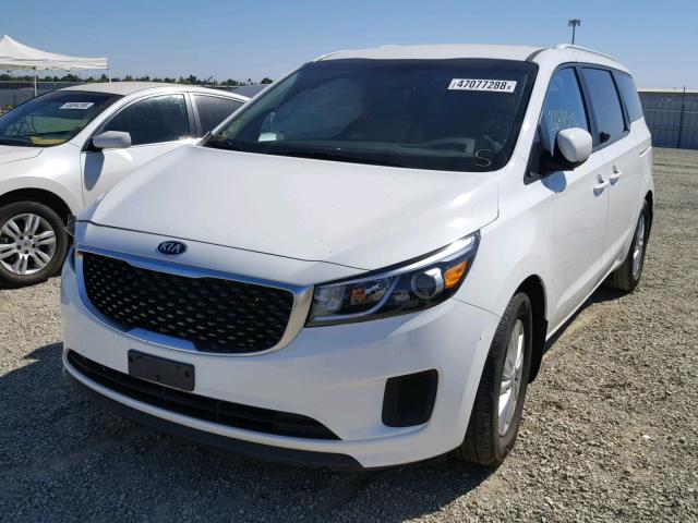 KNDMB5C1XG6127164 - 2016 KIA SEDONA LX WHITE photo 2