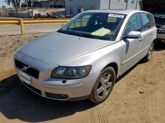 YV1MJ682752074304 - 2005 VOLVO V50 T5 SILVER photo 2