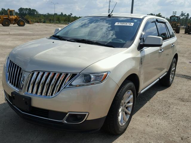 2LMDJ8JK6BBJ01848 - 2011 LINCOLN MKX BEIGE photo 2