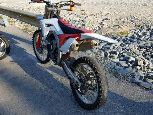 JH2PE0730HK000247 - 2017 HONDA CRF450 R RED photo 3