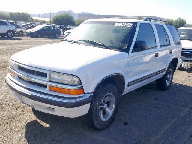 1GNCS13WXY2357710 - 2000 CHEVROLET BLAZER WHITE photo 2