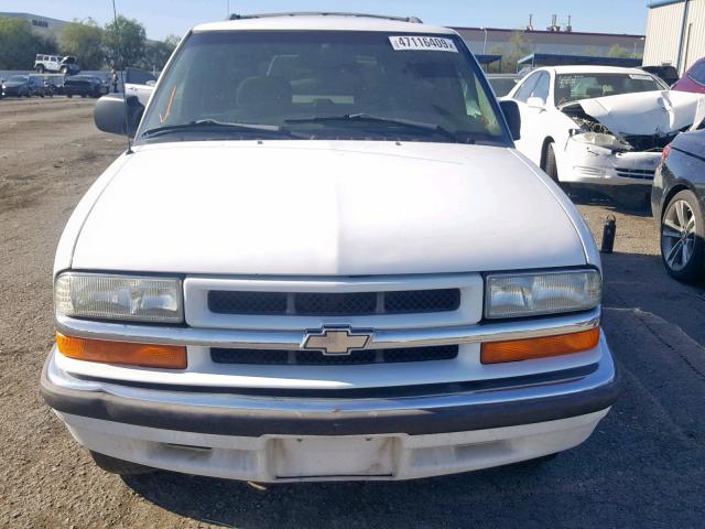 1GNCS13WXY2357710 - 2000 CHEVROLET BLAZER WHITE photo 9