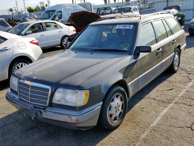 WDBEA92E1SF342149 - 1995 MERCEDES-BENZ E 320 GRAY photo 2