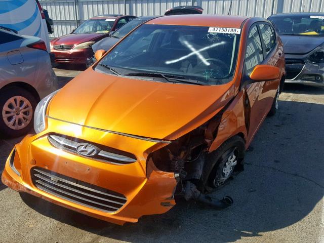 KMHCT5AE9HU300440 - 2017 HYUNDAI ACCENT SE ORANGE photo 2