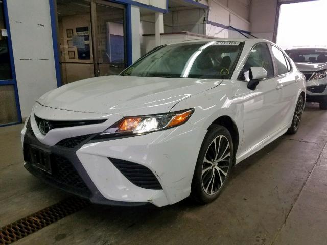 4T1B11HK1JU570645 - 2018 TOYOTA CAMRY L WHITE photo 2