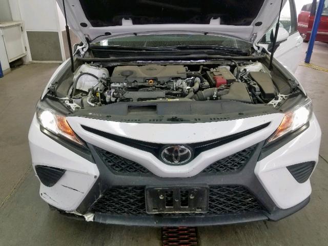 4T1B11HK1JU570645 - 2018 TOYOTA CAMRY L WHITE photo 7