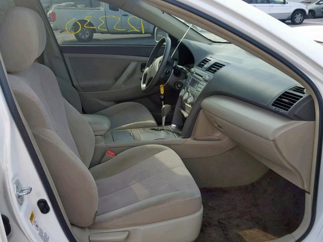 4T1BF3EK6AU564776 - 2010 TOYOTA CAMRY BASE WHITE photo 5