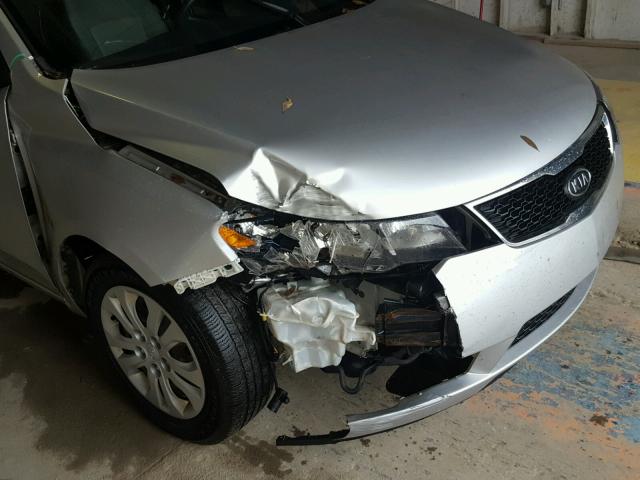 KNAFU4A22B5401722 - 2011 KIA FORTE EX SILVER photo 9