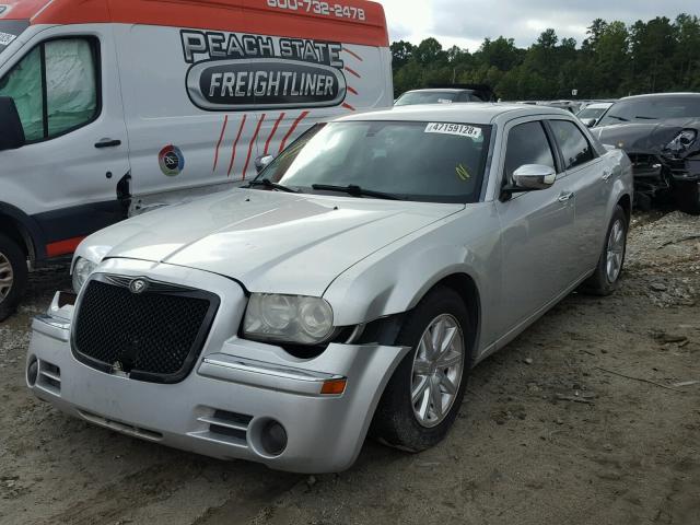 2C3KA63H58H229392 - 2008 CHRYSLER 300C SILVER photo 2