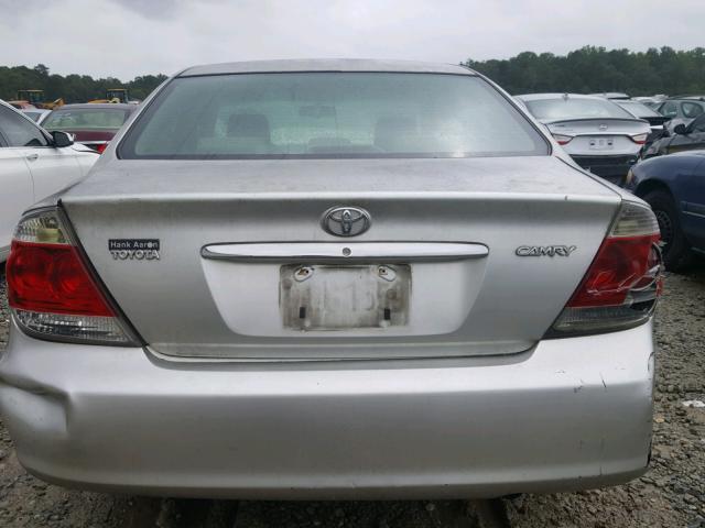 JTDBE32K763039573 - 2006 TOYOTA CAMRY LE SILVER photo 9