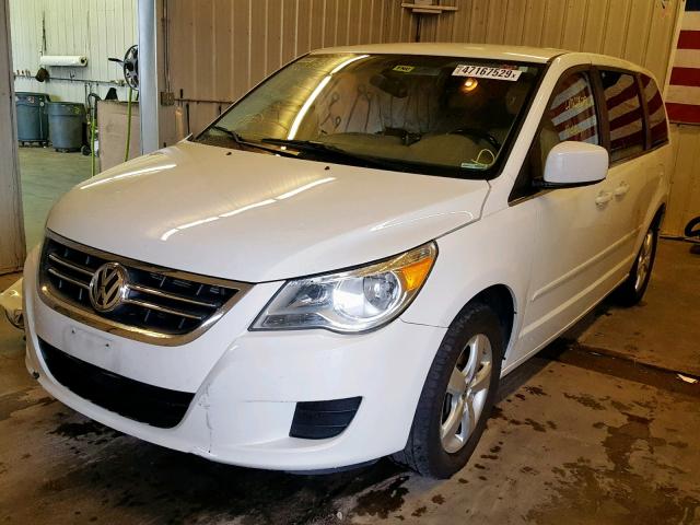 2V4RW3D18AR209316 - 2010 VOLKSWAGEN ROUTAN SE WHITE photo 2