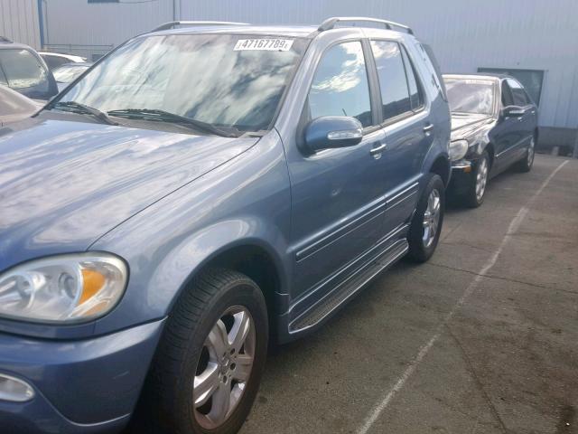 4JGAB57E95A567723 - 2005 MERCEDES-BENZ ML BLUE photo 2