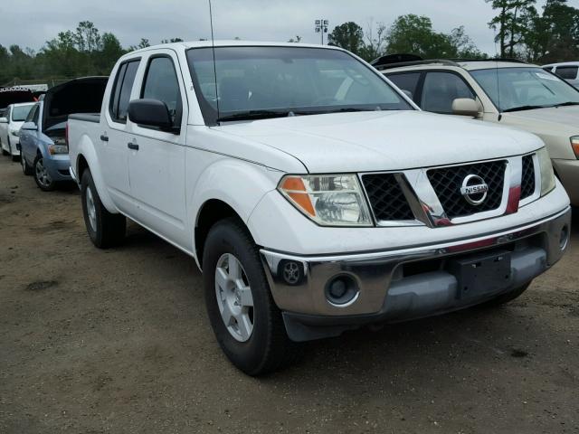 1N6AD07U75C451589 - 2005 NISSAN FRONTIER C WHITE photo 1