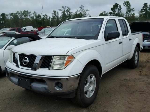 1N6AD07U75C451589 - 2005 NISSAN FRONTIER C WHITE photo 2