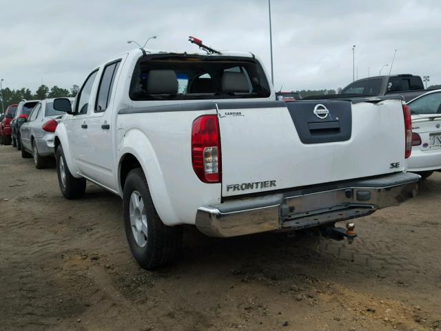 1N6AD07U75C451589 - 2005 NISSAN FRONTIER C WHITE photo 3