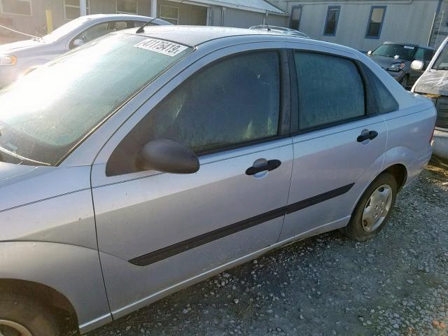 1FAFP33P82W152307 - 2002 FORD FOCUS LX SILVER photo 10