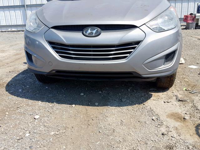 KM8JUCAC2AU032439 - 2010 HYUNDAI TUCSON GLS SILVER photo 9