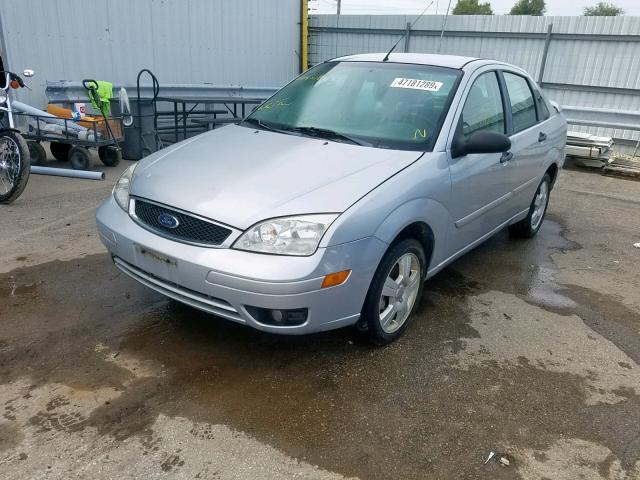 1FAFP34N77W111445 - 2007 FORD FOCUS ZX4 SILVER photo 2