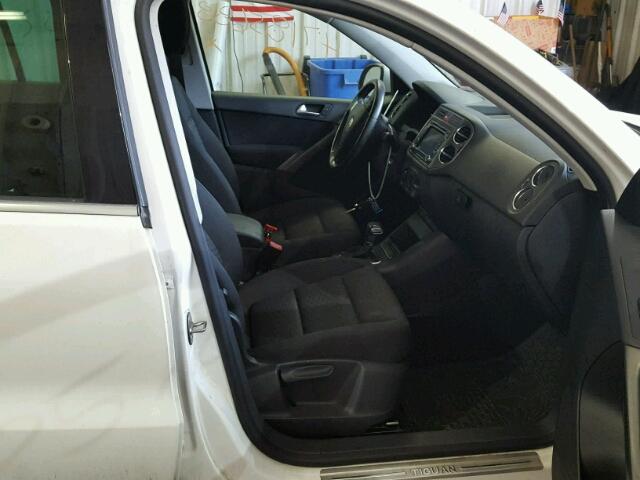 WVGBV75N49W526810 - 2009 VOLKSWAGEN TIGUAN SE WHITE photo 5