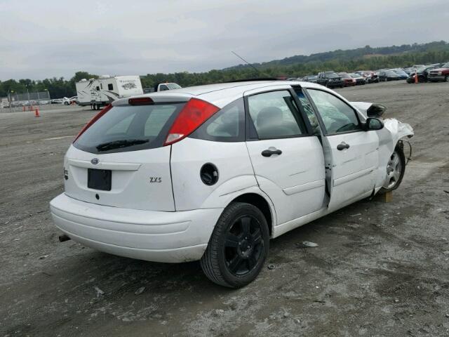 3FAFP37Z24R113519 - 2004 FORD FOCUS ZX5 WHITE photo 4