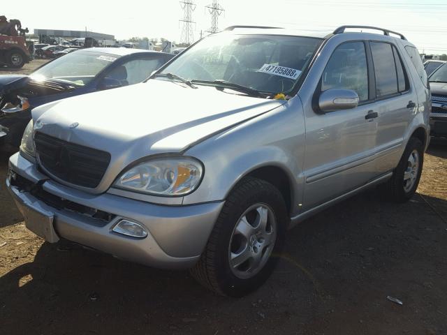 4JGAB54E32A317152 - 2002 MERCEDES-BENZ ML 320 SILVER photo 2