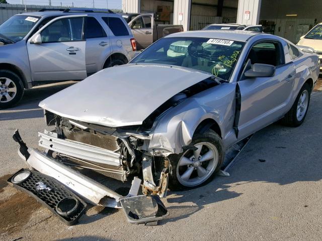 1ZVFT82H575361544 - 2007 FORD MUSTANG GT SILVER photo 2
