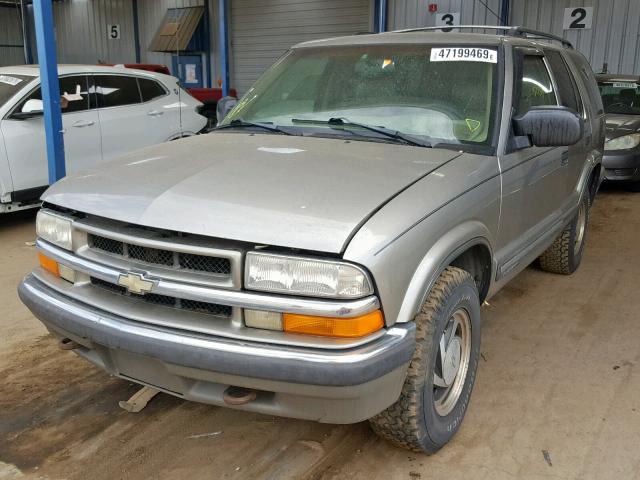 1GNDT13W3X2111890 - 1999 CHEVROLET BLAZER SILVER photo 2