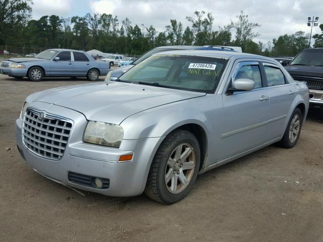 2C3KA53G37H629631 - 2007 CHRYSLER 300 TOURIN SILVER photo 2