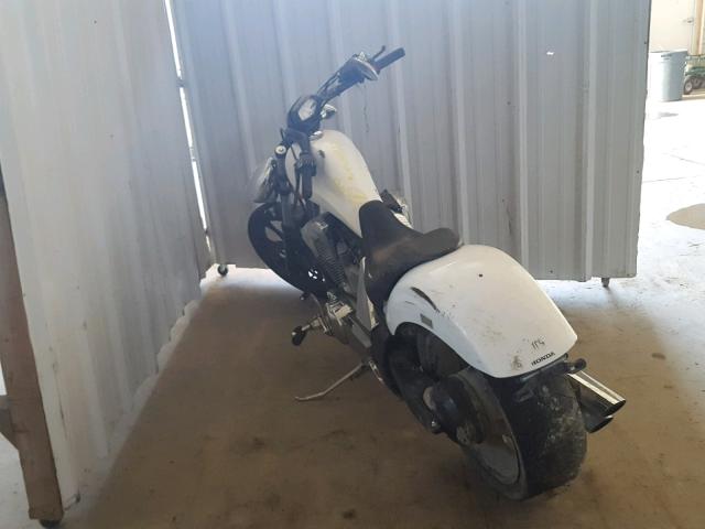 JH2SC6142BK000410 - 2011 HONDA VT1300 CX WHITE photo 3